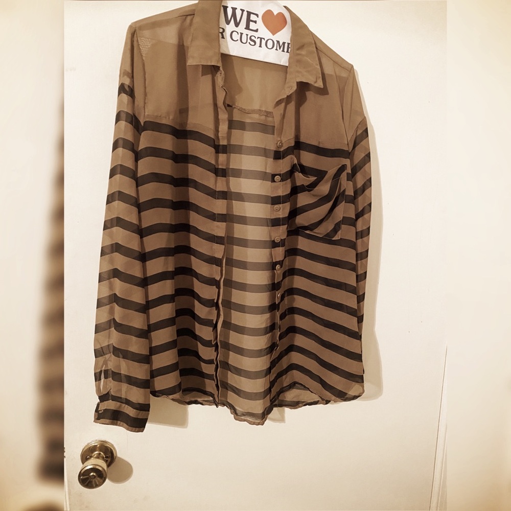 🚨Blown and black striped button up🚨